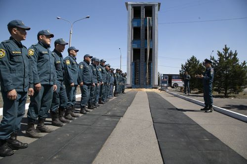 Аэромобильная группировка МЧС Тувы тушит степной пожар в Тес-Хемском районе