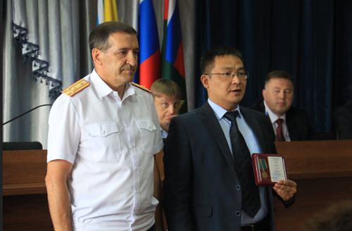В Туве сотрудникам Следственного управления вручили награды и благодарности