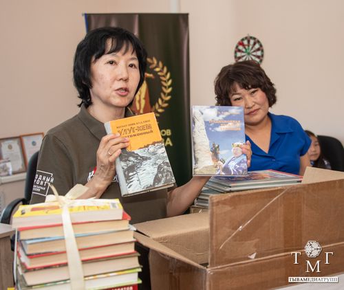 В Кызыле проходит сбор книг и канцелярии детям ЛНР