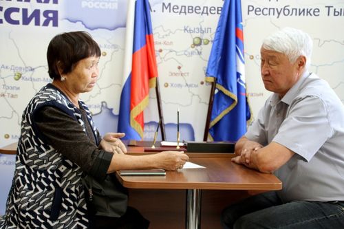 Председатель Верховного Хурала, первый заместитель секретаря РО Партии Кан-оол Даваа провел личные приемы граждан