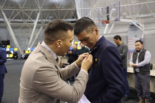 Владимир Тулуш награжден юбилейной медалью парламента Тувы