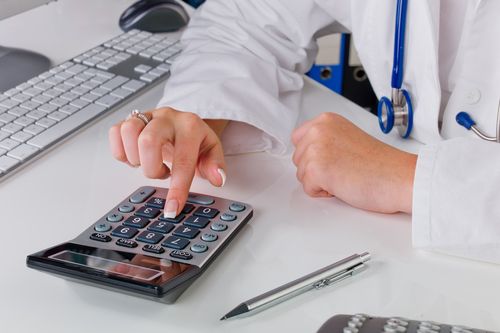 В Туве в 2021 году средняя зарплата врачей составила 71616,5 рублей