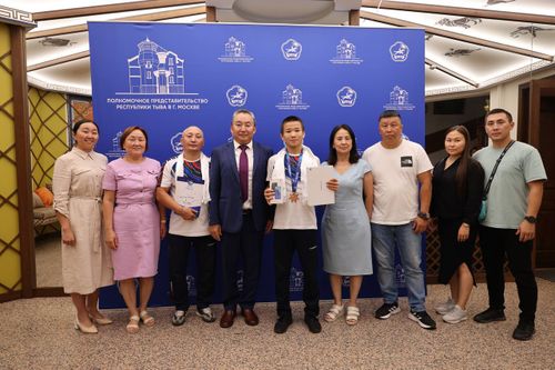 В Полпредстве Тувы поздравили Чингиса Сарыглара — бронзового призера первенства мира по вольной борьбе