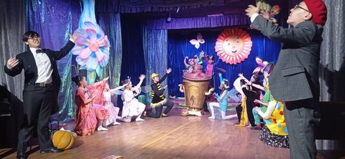 Кызылский ТЮЗ поставил оперу «Муха-Цокотуха» и принимал поздравления
