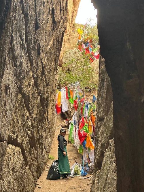 Работники культуры Эрзина организовали акцию по очистке священной горы Кежеге