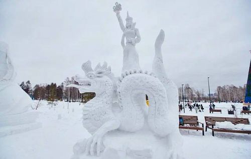 Мастера из Тувы завоевали второе место на фестивале снежных скульптур в Новосибирске и получили приз 50 тыс. рублей