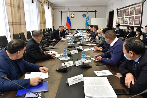 Глава Тувы провел встречу с вице-премьером Владимиром Донских