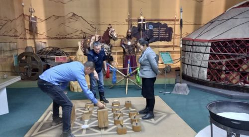 Педагогов Тувы ознакомили с тувинскими бычьими шахматами
