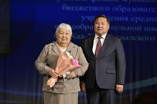 В Туве на августовском педсовете вручили награды отличившимся работникам образования
