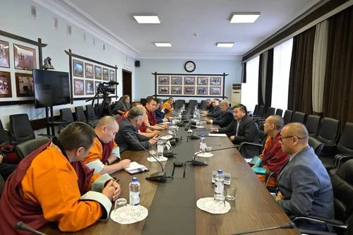 Владислав Ховалыг провёл совещание по восстановлению Устуу-Хурээ