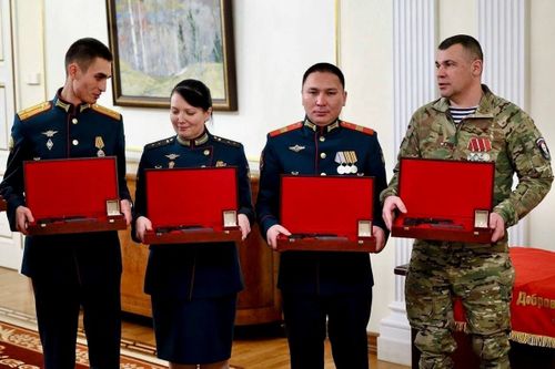 Владимир Путин наградил военнослужащего из Тувы личным табельным оружием