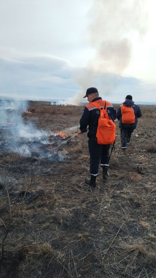 В Кызыле ликвидировали открытый пожар из-за сухой травы