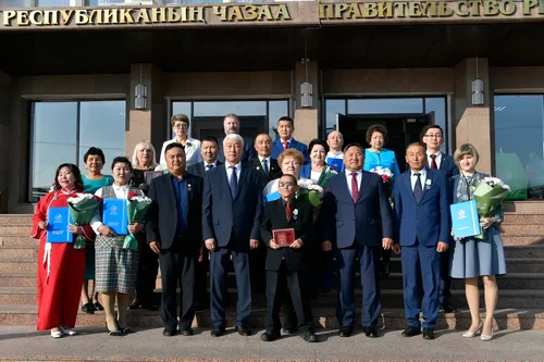 Глава Тувы вручил государственные награды учителям республики