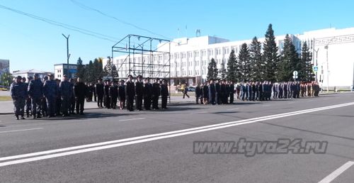 На площади Арата прошёл развод нарядов по охране общественного порядка в Кызыле