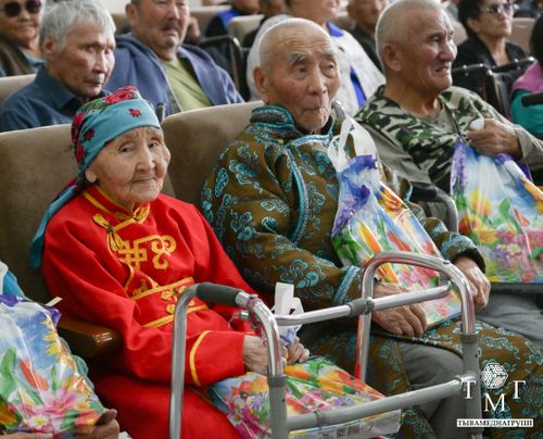 В Кызылском доме-интернате ко Дню пожилых людей поздравили ветеранов