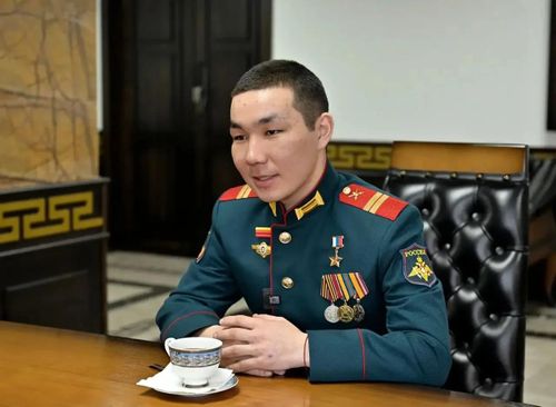 Владислав Ховалыг поздравил Героя России Найыра Кыргыса с днём рождения