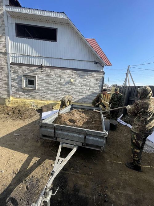 Бойцы СОБРа помогли достроить дом семье погибшего товарища