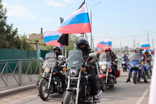 «Единая Россия» Тувы организовала автопробег в честь Дня российского флага