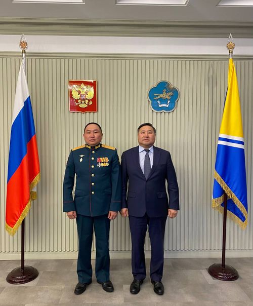 Глава Тувы встретился с заместителем командира 55-й гвардейской бригады подполковником Суреном Бады