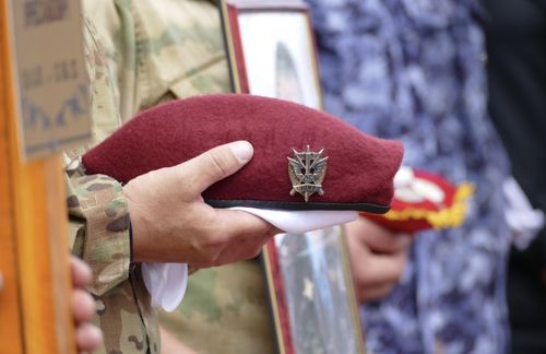 Погибшему сотруднику СОБР Росгвардии посмертно вручен краповый берет