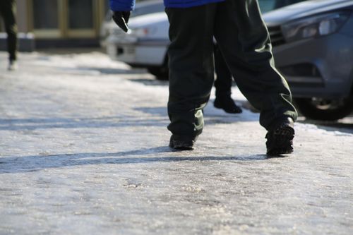 Как ходить в гололед, чтобы не упасть? Практические советы
