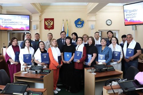 В Верховном Хурале прошло чествование предпринимателей за вклад в развитие региона и поддержку участников СВО