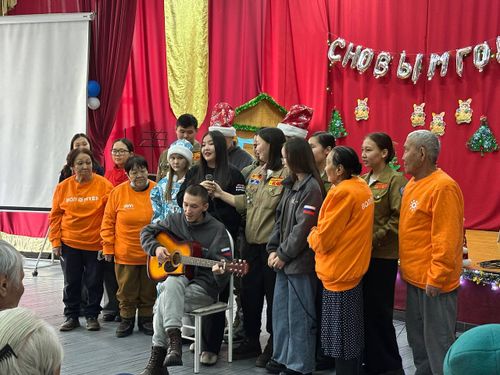 Активисты Тувы поздравили ветеранов и пенсионеров на праздничном утреннике «Новогодняя сказка»