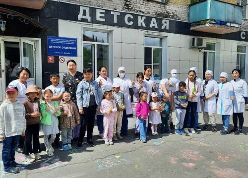 Стоматологи детской поликлиники устроили праздник маленьким пациентам