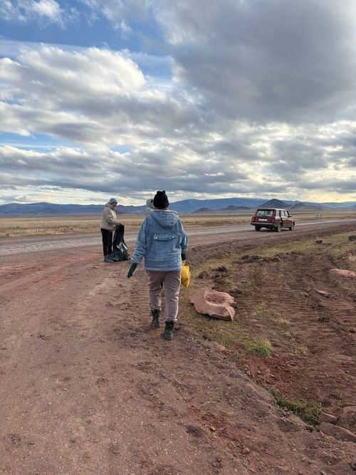 В селе Аржаан проводят санитарную очистку автодороги и призывают к экологической ответственности