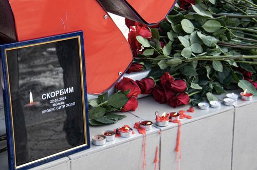 Приносят цветы, зажигают свечи: Тува скорбит по жертвам теракта в «Крокусе»