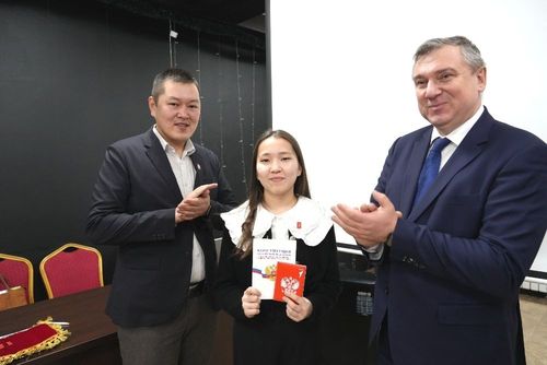 Школьники Кызыла получили первые паспорта гражданина России