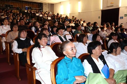 Тываның эки ажылдыг кижизидикчи башкыларынга күрүне шаңналдарын тывыскан