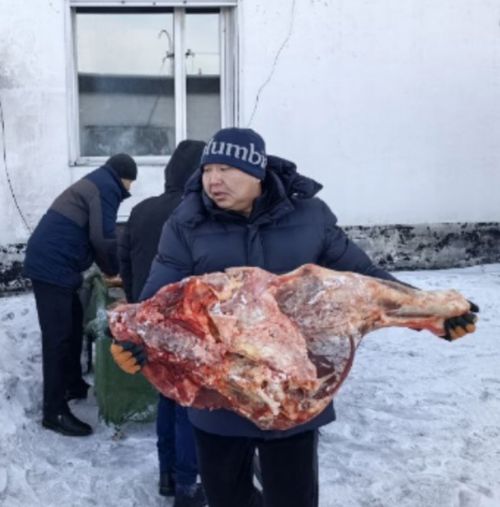 Жители Тес-Хемского района передали мясо для участников СВО к празднику Шагаа
