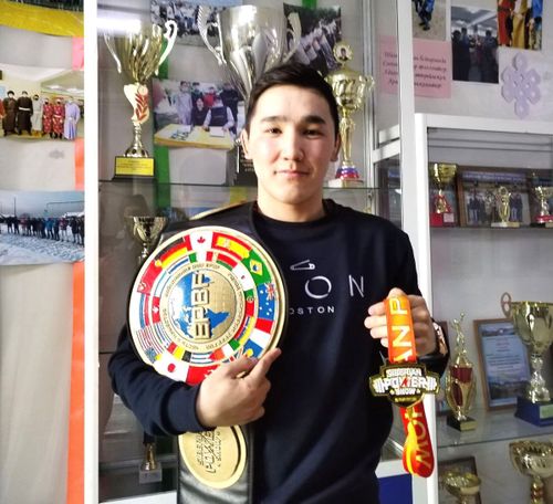 Алдын-оол Чомбурук стал обладателем чемпионского пояса MMA