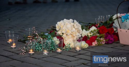 Кызылчане несут цветы на место трагедии на площади Арата