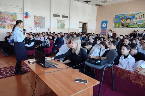 В Овюрском районе полицейские провели лекцию для школьников