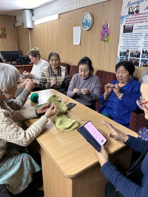 Теплая поддержка: активисты партпроекта «Старшее поколение» вяжут подшлемники для участников СВО