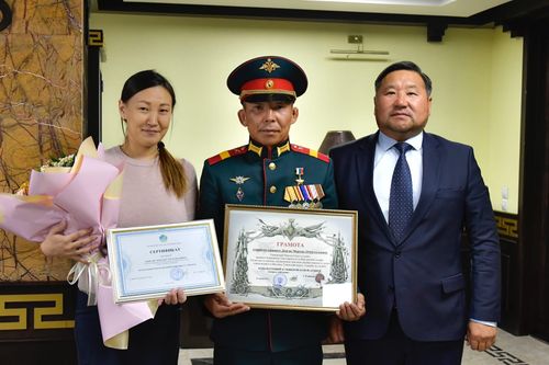 Глава Тувы вручил Герою России сертификат на квартиру