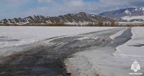 В Туве из-за потепления закрываются ледовые переправы