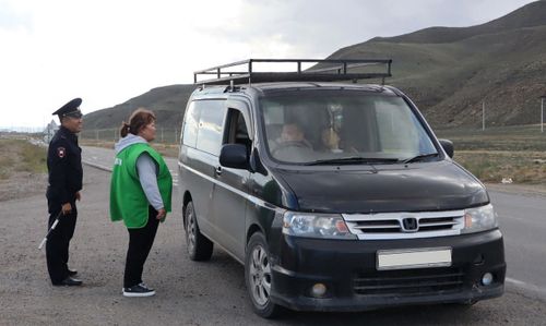 Водители Кызыла примерили очки, имитирующие состояние опьянения