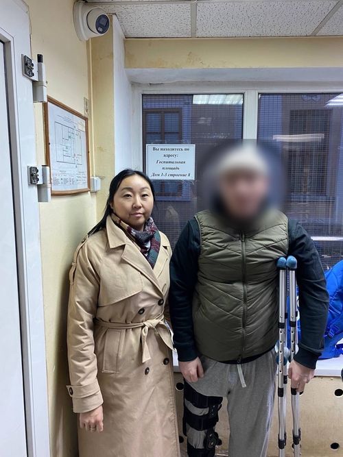 Сотрудники Полпредства Тувы в Москве поздравили военнослужащих из Тувы, проходящих лечение госпиталях