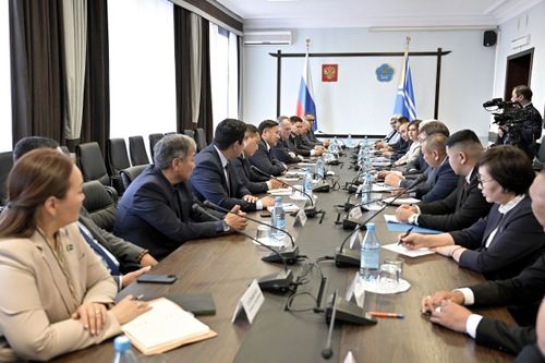 Тываның Баштыңы Дээди Хуралдың депутаттары-биле ужурашкан