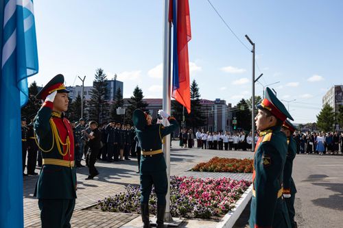 В Туве отметили День Государственного флага торжественным поднятием и вручением первых паспортов