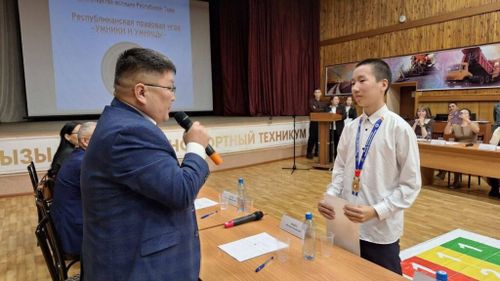 Для школьников Тувы провели правовую игру «Умники и умницы»