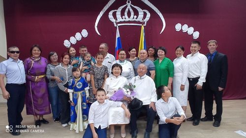 В Каа-Хемском районе Тувы зарегистрировали брак молодой пары и отметили золотую свадьбу