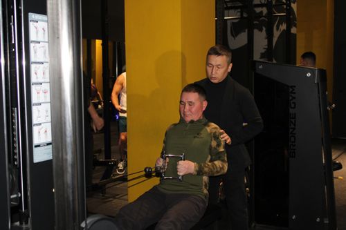 У ветеранов СВО с тяжелыми ранениями начались занятия по силовому спорту с тренером