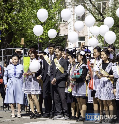 Министр образования Тувы поздравила выпускников с праздником «Последнего звонка»