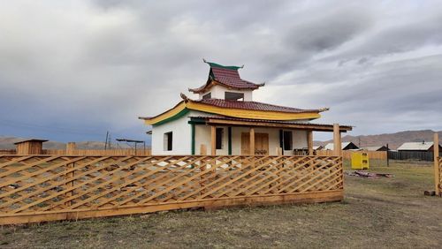 В Каа-Хемском районе продолжается народное строительство буддийского хурээ