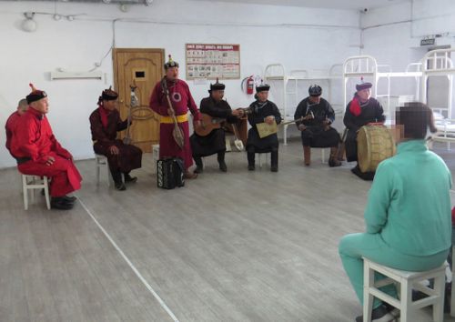 Артисты Тувы провели благотворительный концерт для осужденных