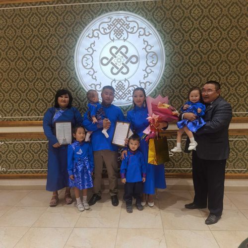 В Туве в честь Всероссийского Дня молодежи чествовали молодую многодетную семью